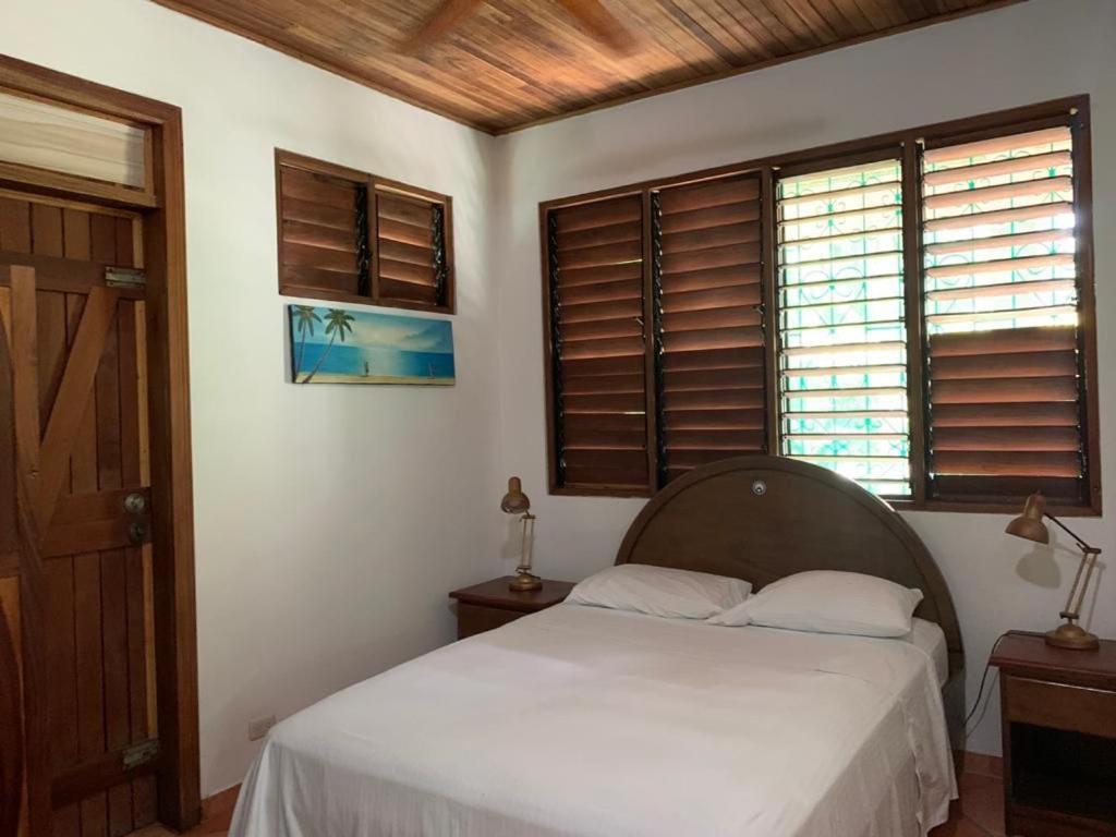 Hotel Mal Pais Surf Camp à Playa Santa Teresa  Extérieur photo