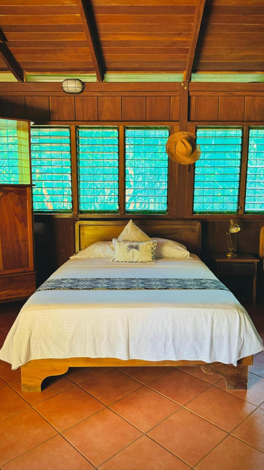 Hotel Mal Pais Surf Camp à Playa Santa Teresa  Extérieur photo